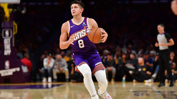 Suns guard Grayson Allen pulls up with the ball in a game.